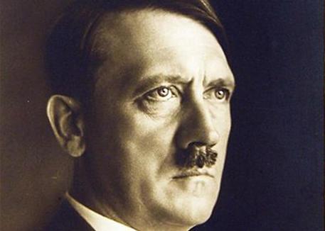  Prof fa gli auguri di compleanno a Hitler su Fb