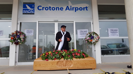 CROTONE, Comitato fa "funerale" aeroporto