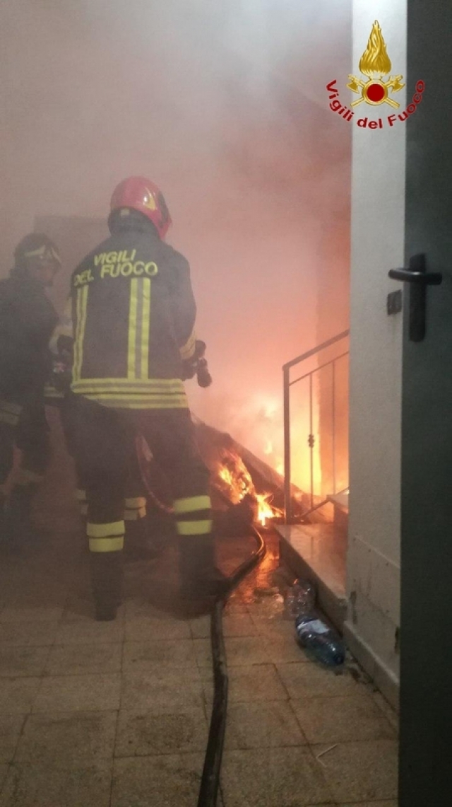 CROTONE, Incendio in edificio, no feriti