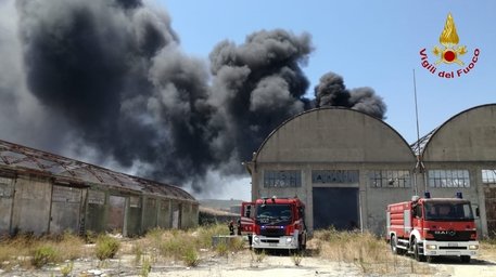 CROTONE, in fiamme discarica gomme
