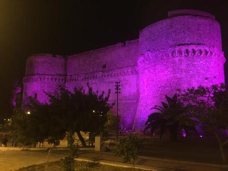 REGGIO CALABRIA, Castello Aragonese 'rosa' contro cancro