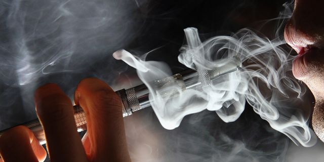 Sigaretta elettronica, terzo morto per complicazioni respiratorie: nel mirino quelle alla marijuana