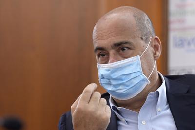 Zingaretti: "Chi per 4 voti invita a togliere la mascherina si augura la pandemia"