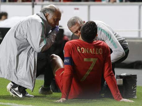 Euro 2020: Cristiano Ronaldo si fa male durante Portogallo-Serbia