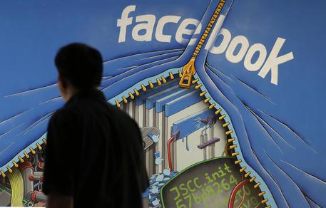 Facebook crolla in Borsa, pesa Cambridge Analytica