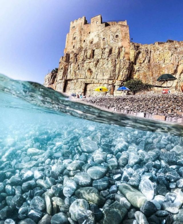 Roseto Capospulico, particolare del castello federiciano ripreso dal mare. Foto di Arturo Nobile
