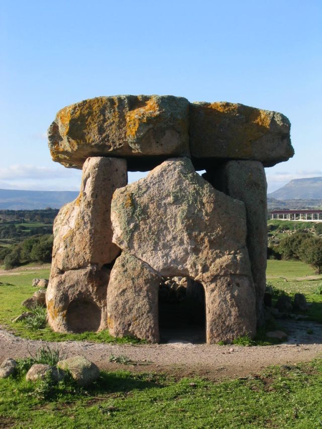 Mores (Sassari): il dolmen di Sa Coveccada
