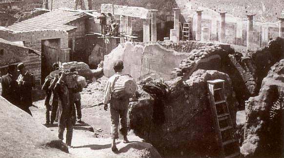 Lavori di restauro della Casa dei Vettii a Pompei alla fine del XIX secolo