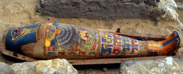 Scoperta: sarcofago egizio intatto e dai colori sgargianti
