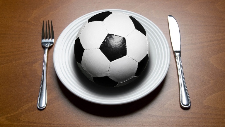 Come deve alimentarsi un calciatore? 