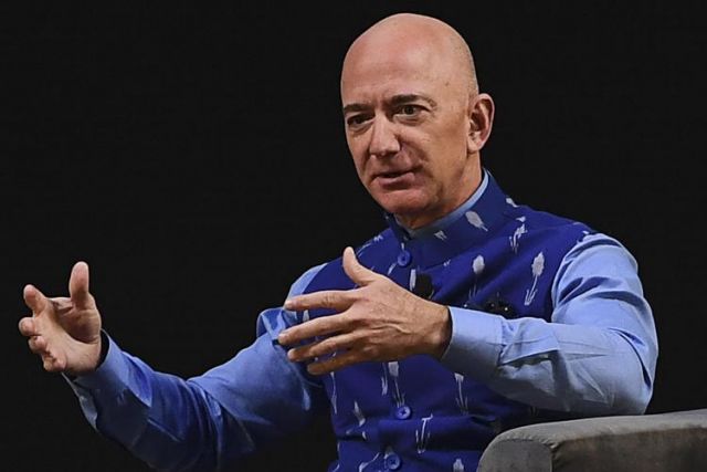 Amazon, Bezos si dimette