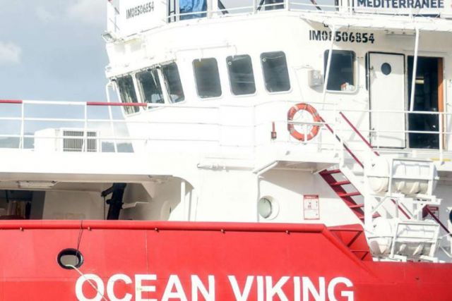 Ocean Viking con 422 migranti, sbarcherà a Augusta