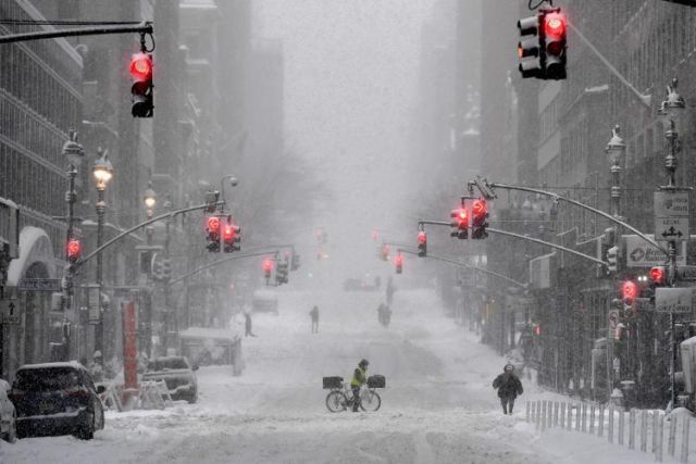Tempesta di neve su New York: voli cancellati, slittano vaccini