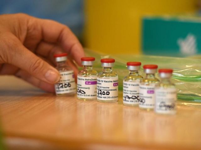 Vaccino AstraZeneca, ok Aifa per uso 18-55 anni
