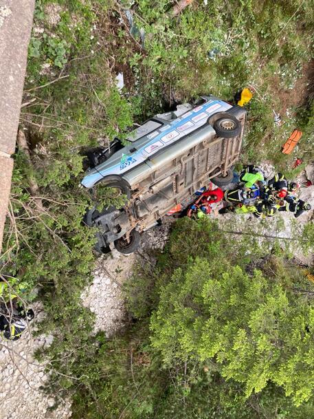 Incidente a Canazei, pulmino fuori strada: tra i feriti anche un bambino