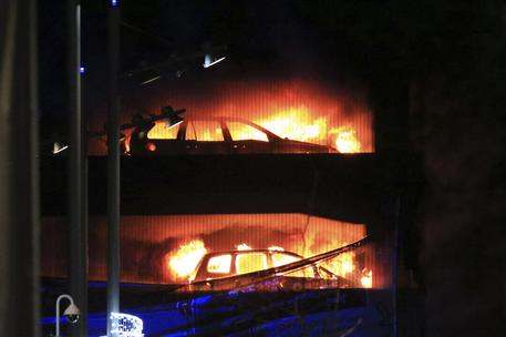 LIVERPOOL, maxi incendio in un parcheggio, distrutte 1.400 auto