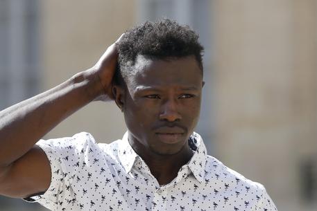 Parigi, maliano sans-papier salva bimbo e diventa un eroe - IL VIDEO
