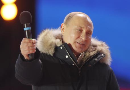 La Russia al voto: exit-poll, Putin trionfa con il 73,9%. Lo zar rieletto presidente per la quarta volta