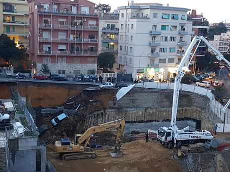 Roma si apre grossa voragine in strada alla Balduina, auto cadono dentro