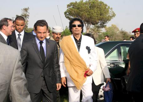 Francia: Sarkozy indagato per i fondi dalla Libia. Lui nega tutto