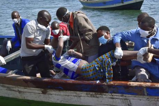 Tanzania: si rovescia traghetto, 127 morti