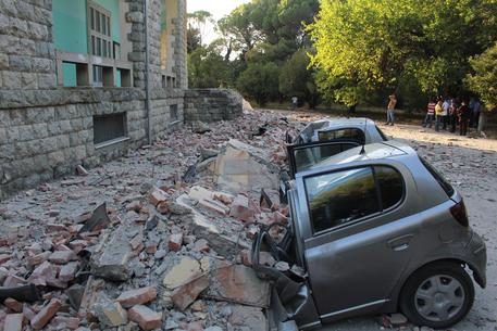 Terremoto in Albania, 60 feriti, crolli