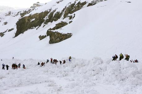 Valanga sulle Alpi svizzere, morto uno sciatore travolto