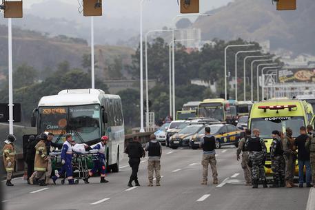 Brasile: 37 ostaggi sul bus a Rio, ucciso il sequestratore