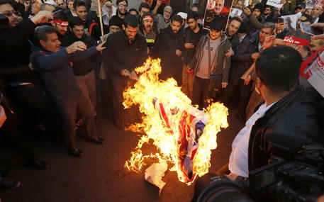 IRAN, proteste, la polizia spara. Trump: 'Basta massacri'