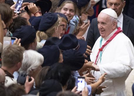 Il Papa incontra gli scout: la libertà non è nel telefonino o nello sballo