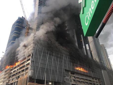 Emirati: a fuoco grattacielo di 48 piani