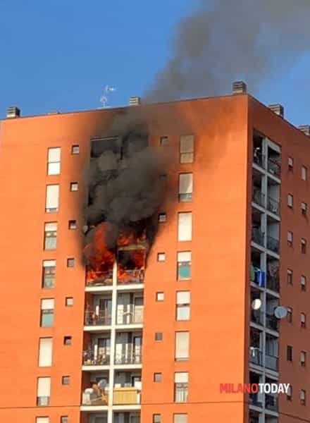 Milano, incendio in via Cogne a Quarto Oggiaro: brucia un palazzo