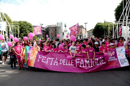 ROMA,  asilo elimina la festa del papà e della mamma, "discrimina i gay"