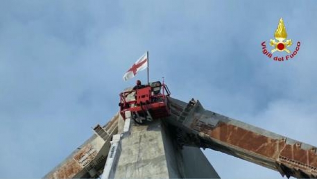 Crollo ponte: i vigili posizionano una bandiera di Genova su pilone