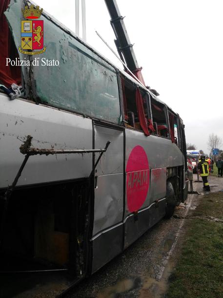 MANTOVA, scuolabus con 28 bimbi a bordo fuori strada, 23 feriti