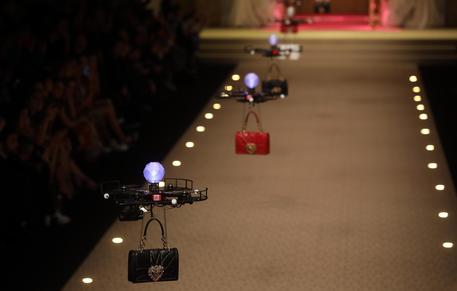 MILANO, da Dolce e Gabbana sfilano i droni