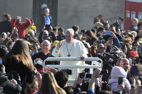 Il Papa sulla tomba di don Tonino Bello: 'Il Mediterraneo sia un'arca di pace'