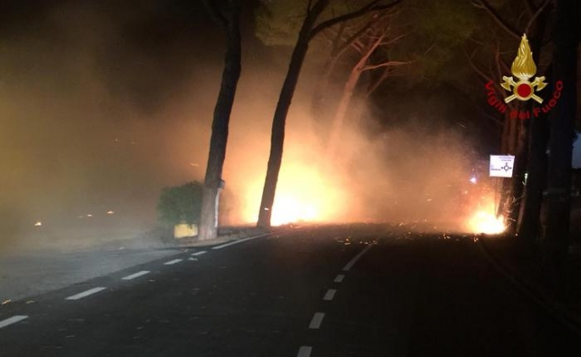 Incendio Pisa: brucia monte Serra, fiamme verso Calci
