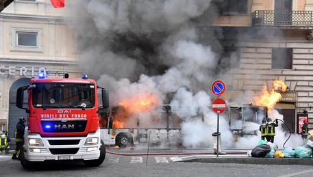 ROMA, autobus in fiamme in pieno centro, un altro in periferia. Una donna ustionata