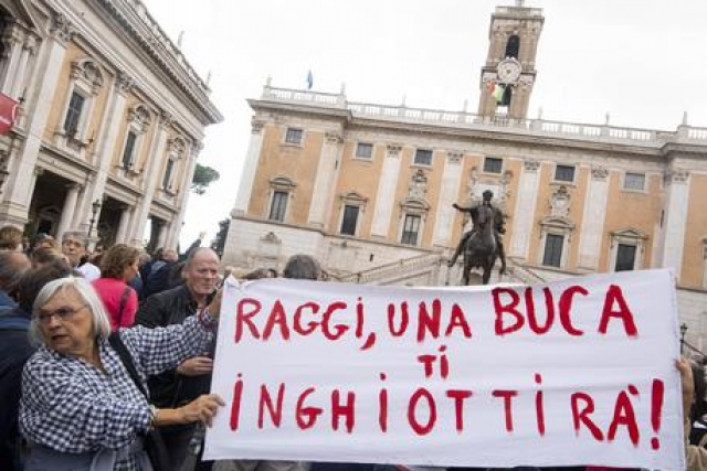 'Roma dice basta', grande sit in in Campidoglio contro il degrado. Raggi: "Pd mascherato e orfani di mafia capitale"
