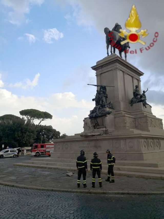ROMA, fulmine colpisce statua Garibaldi