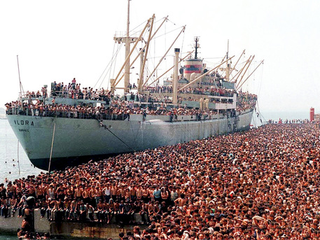 BARI, 28 anni fa la nave Vlora, 20mila in fuga