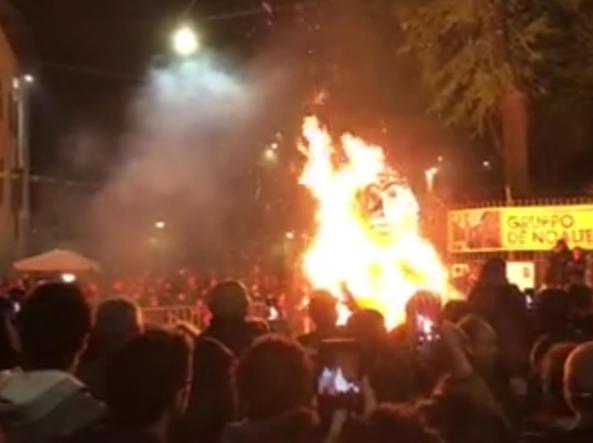 Rogo della vecchia a Brescia, bruciato il fantoccio di Salvini