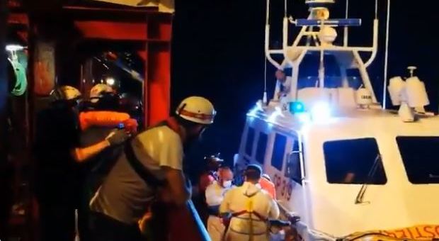 A Lampedusa la Ocean Viking, in Italia 24 migranti su 82