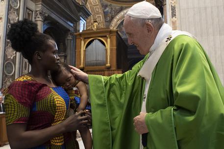 Migranti, il Papa celebra la messa: 'Nessuno è straniero'
