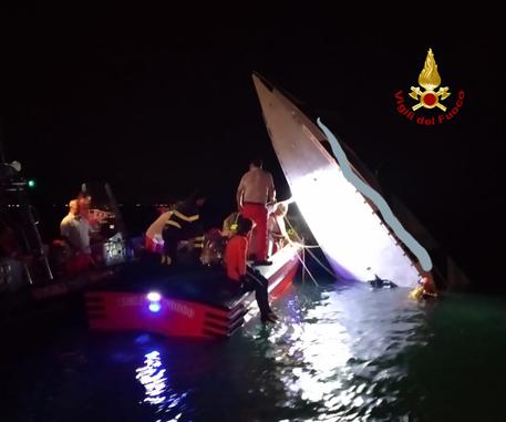 VENEZIA, barca si schianta su diga, 3 morti e un ferito