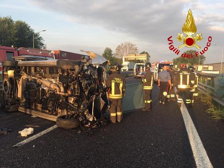 MILANO, furgone sbanda: 1 morto e 6 feriti