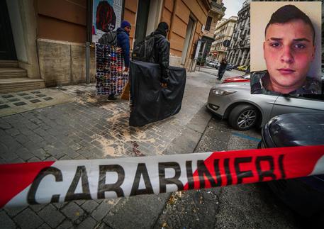 Tenta rapina, ucciso 16enne a Napoli. Pronto soccorso devastato dai parenti, raid contro Comando carabinieri