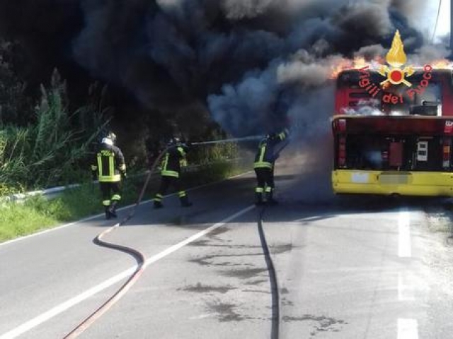 CATANZARO, in fiamme autobus urbano, nessun ferito