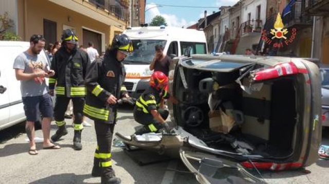 OLIVADI (CATANZARO), auto si ribalta, ferito il conducente